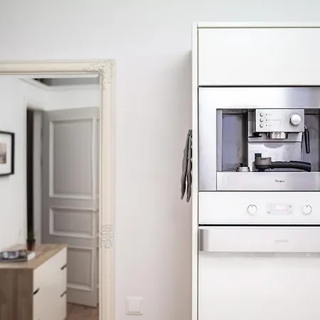 Design Meets Comfort - Embassy Area - By Innorental Appartamento
